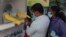 အိန္ဒိယနိုင်ငံ Hyderabad မြို့မှာ COVID-19 စစ်ဖို့ Swab နမူနာယူနေတဲ့ မြင်ကွင်း။ (အောက်တိုဘာ ၂၃၊ ၂၀၂၀)