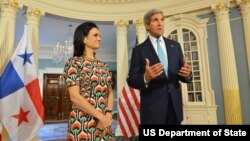 La vicepresidenta y canciller panameña, Isabel de Saint Malo de Alvarado, junto al secretario de Estado John Kerry.