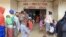 Des réfugiés de la République centrafricaine font la queue devant les bureaux administratifs de Garoua-Boulai, au Cameroun, le 8 janvier 2021, où le Haut-Commissariat des Nations Unies pour les réfugiés (HCR) les traitera après avoir fui la RCA le mois de