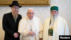 El Papa Francisco, con el brazo en cabestrillo tras sufrir una contusión en el antebrazo derecho debido a una caída, posa para una fotografía con Hajji Dede Edmond Brahimaj, líder de la Orden Bektashi en Tirana, durante su reunión en el Vaticano el 16 de enero de 2025.