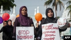 FILE - Indonesian mothers protest child sexual abuse in Banda Aceh in Aceh province, on western Sumatra island, April 24, 2014, following incidents of child sexual abuse in Banda Aceh and in Jakarta.
