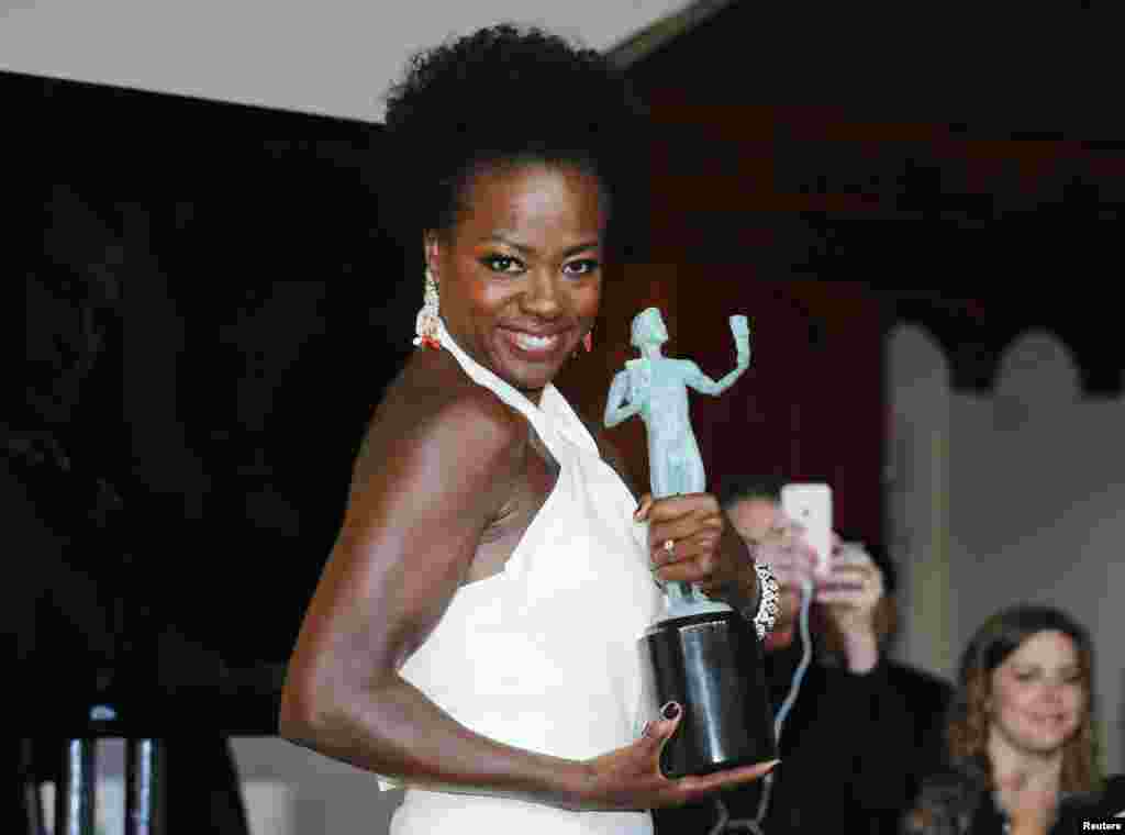 Actriz Viola Davis nos bastidores depois de receber o prémio de Melhor Actriz de série Drama com o seu papel na série "How to Get Away with Murder" na 21ª cerimónia anual do Screen Actors Guild Awards, Los Angeles, Califórnia Jan 25, 2015. 