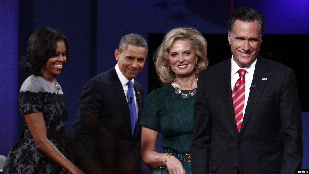 Prezida Barack Obama n'Umutambukanyi wiwe, Michelle Obama n'uwo Bahiganwa, Mitt Romney and n'Umupfasoni wiwe, Ann Inyuma yuko Barangije Guharira mu Ntara ya Florida, kw'Iitaliki 22 z'Ukwezi kw'Icumi.