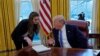 Hope Hicks (esq) e Donald Trump, durante entrevista à Reuters, 17 de janeiro de 2018