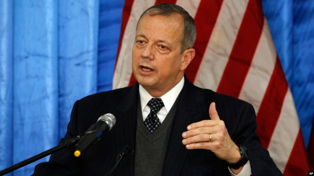 Utusan khusus AS, Jenderal John Allen memberikan konferensi pers di Baghdad (foto: dok).