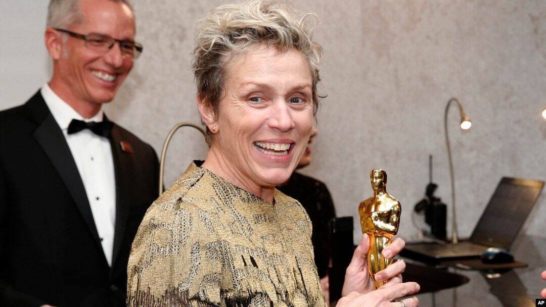 Frances McDormand, pemenang penghargaan Oscar untuk aktris terbaik dalam film "Three Billboards Outside Ebbing, Missouri", menghadiri pesta the Governors Ball setelah acara penyerahan piala Oscar, 4 Maret di Dolby Theatre di Los Angeles. 