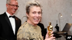 Frances McDormand, pemenang penghargaan Oscar untuk aktris terbaik dalam film "Three Billboards Outside Ebbing, Missouri", menghadiri pesta the Governors Ball setelah acara penyerahan piala Oscar, 4 Maret di Dolby Theatre di Los Angeles. 