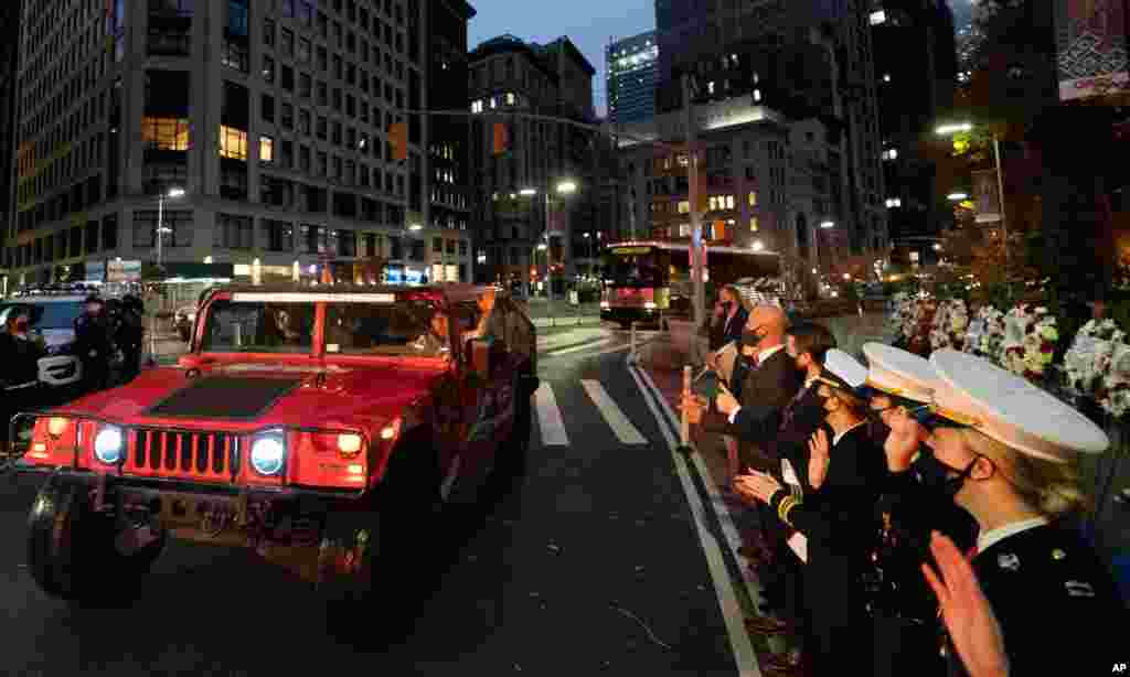 در شهر نیویورک گروهی از نظامیان و مردم به ماشین‌های نظامی ادای احترام می‌کنند. ۱۱ نوامبر روز کهنه‌سربازان آمریکایی است. 