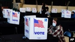 Избиратель заполняет свой бюллетень на избирательном участке в день выборов в Индианаполисе, штат Индиана, 3 ноября 2020 года