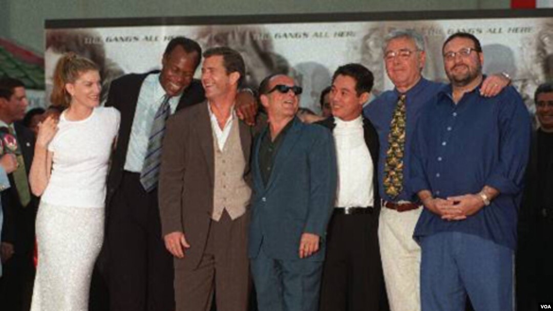 Para bintang 'Lethal Weapon 4' termasuk Mel Gibson (tengah) berpose bersama di depan Mann's Chinese Theater, Hollywood, untuk pemutaran perdana film tersebut, 7 Juli 1998.
