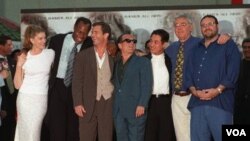 Para bintang 'Lethal Weapon 4' termasuk Mel Gibson (tengah) berpose bersama di depan Mann's Chinese Theater, Hollywood, untuk pemutaran perdana film tersebut, 7 Juli 1998.