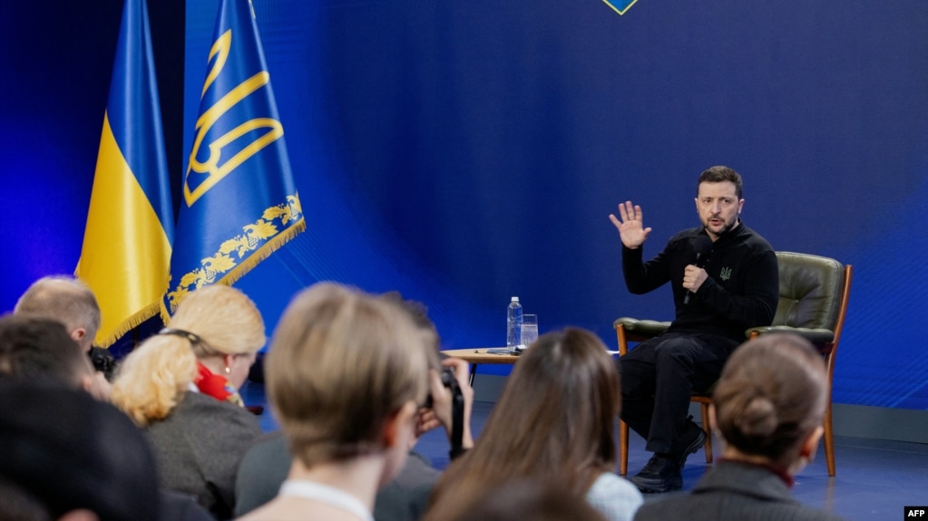 Tổng thống Ukraine Volodymyr Zelenskyy trong cuộc họp báo hôm 23/2.