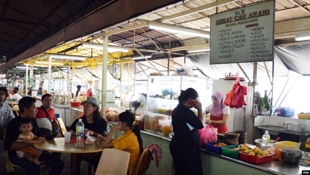 Banyak pekerja Indonesia (TKI) yang bekerja sebagai pelayan di rumah makan di Kuala Lumpur, Malaysia (Foto: dok)