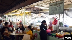 Banyak pekerja Indonesia (TKI) yang bekerja sebagai pelayan di rumah makan di Kuala Lumpur, Malaysia (Foto: dok)