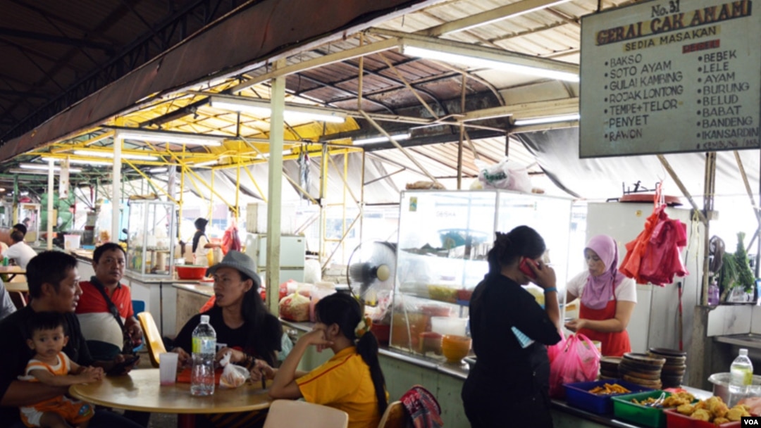 Banyak tenaga kerja Indonesia (TKI) bekerja di warung makan (restoran) di Kuala Lumpur, Malaysia (VOA/Munarsih).