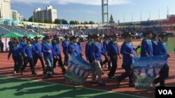 지난 25일 서울 목동운동장에서 열린 이북도민 체육대회에서 함경남도 선수단이 입장하고 있다. 