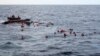 Migrantes resgatados no Mediterrâneo (Foto de Arquivo)