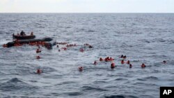 Kelompok kemanusiaan Spanyol “Open Arms” berusaha menyelamatkan para migran di Laut Tengah hari Rabu (11/11). 