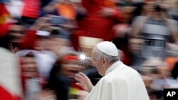 Le pape François à son arrivée sur la place Saint Pierre au Vatican, le 18 octobre 2017.