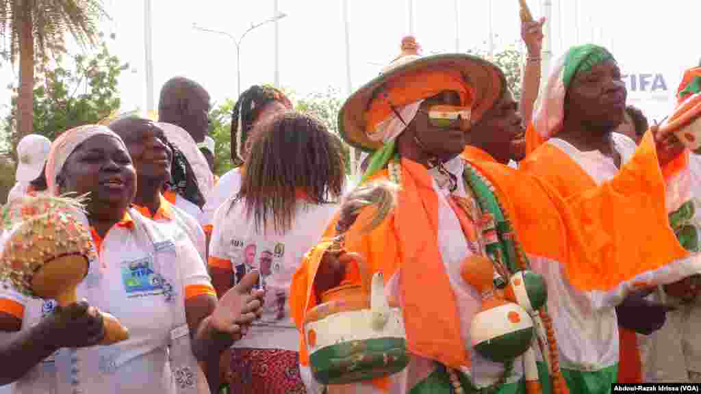 Des supporters sont venus accueillir Gianni Infantino, à Niamey, au Niger, le 27 février 2017.