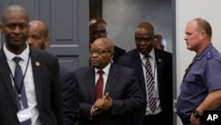 Rais wa zamani Jacob Zuma (kati) akifika kuhojiwa mbele ya tume ya taifa inayochunguza tuhuma mbalimbali za ufisadi ndani ya serika na makampuni ya serikali, Johannesburg, Afrika Kusini, Julai 17, 2019.