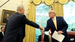 도널드 트럼프 미국 대통령이 11일 백악관에서 고위급 무역협상 참석 차 워싱턴을 방문한 류허 중국 부총리를 만났다.