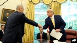 도널드 트럼프 미국 대통령이 지난달 백악관에서 류허 중국 부총리와 만났다.