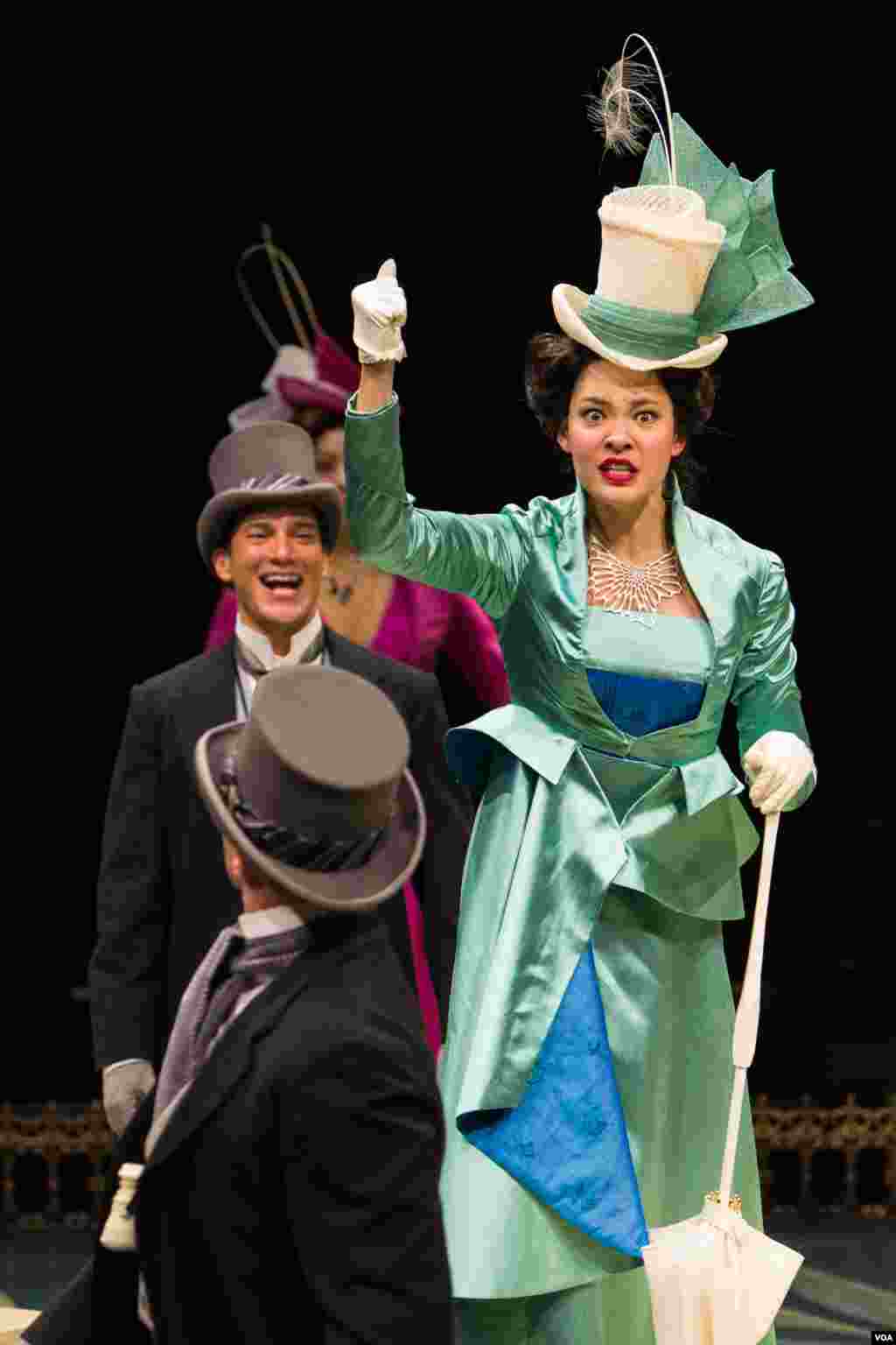 Những người đàn ông vũ trang, được cho là lính Nga, canh gác trên một ống khói cắm quốc kỳ Nga gần trụ sở hải quân của Ukraina tại Sevastopol, ngày 19/3/2014.