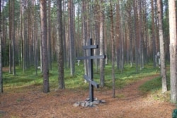 Markers identify burial pits at the mass gravesite at Krasny Bor, on the outskirts of the Karelian capital of Petrozavodsk in northwest Russia. (Jamie Dettmer/VOA)