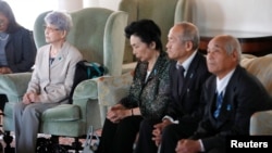 북한에 납치된 일본 여성 요코타 메구미 씨의 어머니 요코타 사키에(왼쪽) 씨와 일본인 납북피해자 가족들이 지난 2018년 4월 도쿄에서 주일미국대사와 면담했다.