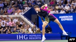 5 Eylül 2023 - Ben Shelton, Frances Tiafoe'ya karşı oynadığı US Open çeyrek final karşılaşmasında servis kullanırken