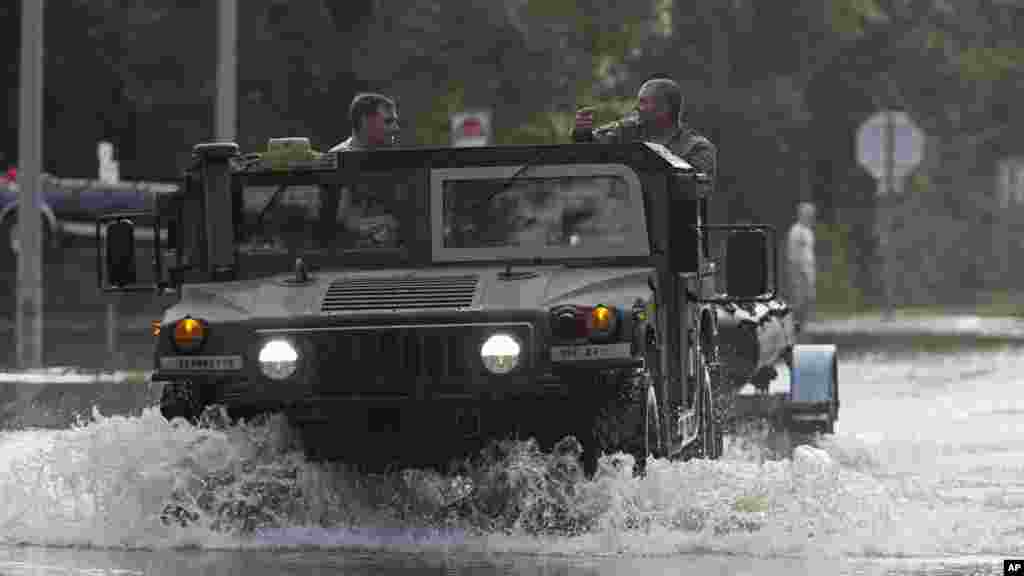 Une voiture de la Garde nationale traverse l&#39;eau, le 14 août 2016.