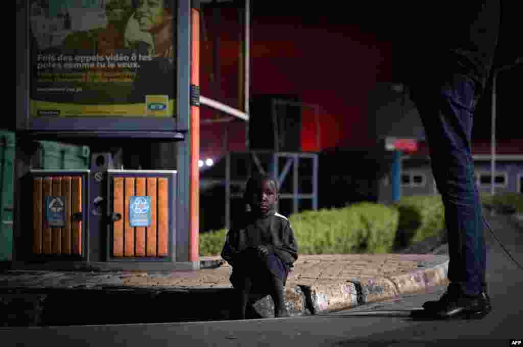 Mwana moko avandi na nzela ntango bato bazali kokima volcan Nyirangongo na Goma, Nord-Kiv, 23 mai 2021.