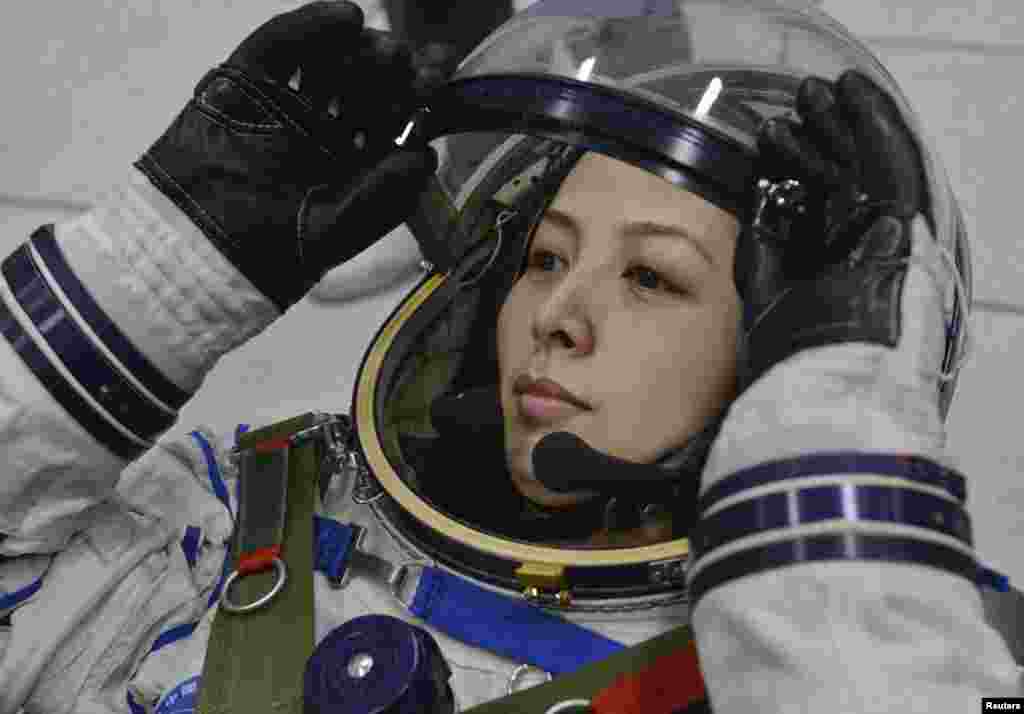 Astronot China Wang Yaping membetulkan letak helmnya dalam pelatihan di Beijing Aerospace City (8/5).