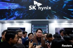 2026년 6월 2일 타이완 타이베이에서 열린 연례 컴퓨텍스(Computex) 박람회 중, 최태원 SK그룹 회장이 SK하이닉스 부스에서 취재진의 질문에 답하고 있다. (자료 사진)