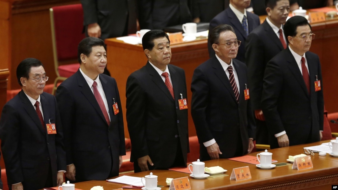 中共十八大闭幕式上的政协主席贾庆林（中）和中纪委书记贺国强（左）、国家副主席习近平、人大委员长吴邦国、国家主席胡锦涛