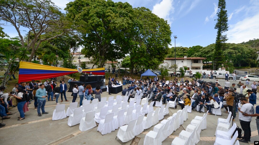 Para anggota parlemen dari kelompok oposisi menggelar rapat parlemen tanpa kehadiran legislator pendukung pemerintah, di kawasan Cumbres de Curumo, di Caracas, Venezuela, 21 Januari 2020. (Foto: AP)