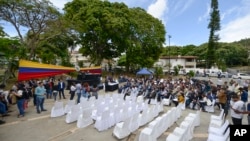 Para anggota parlemen dari kelompok oposisi menggelar rapat parlemen tanpa kehadiran legislator pendukung pemerintah, di kawasan Cumbres de Curumo, di Caracas, Venezuela, 21 Januari 2020. (Foto: AP)