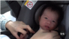 美国塞班的一个赴美生育中心里，一名婴儿坐在安全座椅里（美国之音久岛拍摄)。