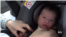 美国塞班的一个赴美生育中心里，一名婴儿坐在安全座椅里（美国之音久岛拍摄)。
