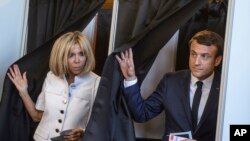 Presiden Perancis, Emmanuel Macro dan istrinya Brigitte Macron, meninggalkan TPS setelah memberikan suaranya di putaran pertama dari pemilu legislatif yang terdiri dari dua tahapan di Le Touquet, sebelah utara Perancis, Minggu, 11 Juni 2017 (foto: AP Photo/Christophe Petit-Tesson)