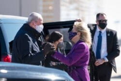 La primera dama de EE. UU., Jill Biden, es recibida por el gobernador de Nueva Jersey, Phil Murphy, en la Base McGuire de la Fuerza Aérea, el 15 de marzo de 2021, en Burlington, N.J., durante una gira para destacar el plan de alivio del coronavirus.
