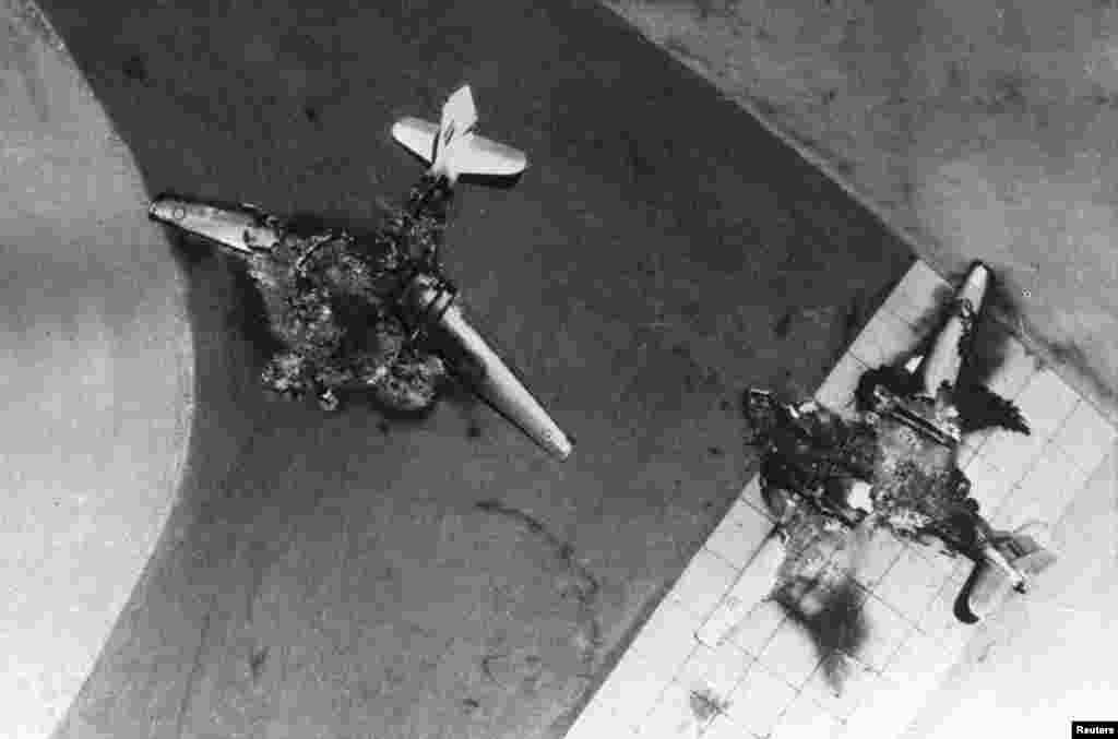 Misr qiruvchi samolyotining qoldiqlari / Egyptian fighter jets are seen after being destroyed by Israel&#39;s Air Force during the Middle East War June 5, 1967.