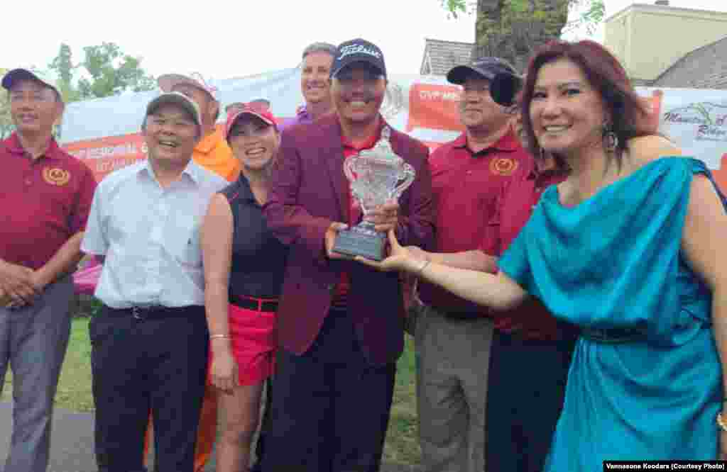 ພິທີມອບຖ້ວຍລາງວັນຊະນະເລີດ ໃຫ້ແກ່ Mark Her