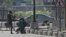 Des policiers arrêtent un manifestant au péage de Lekki à Lagos, au Nigéria, le 21 octobre 2020.