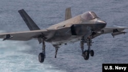 جنگنده اف-۳۵ (صاعقه ۲) در حال اوج گرفتن از عرشه ناو هواپیمابر آبراهام لینکلن - عکس از آرشیو