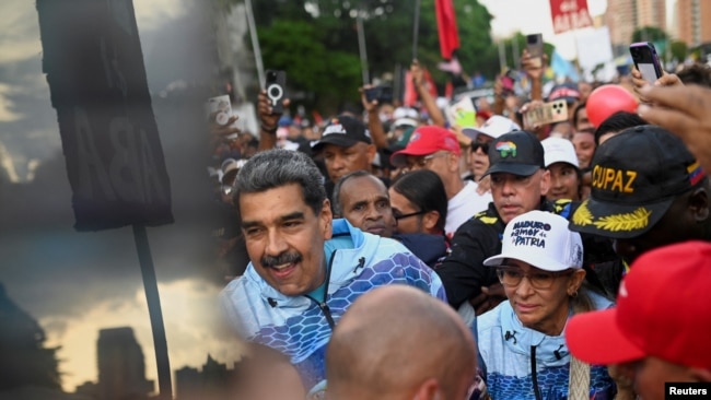 El presidente de Venezuela, Nicolás Maduro, es recibido por sus partidarios el día inaugural de la campaña electoral presidencial, en Caracas, Venezuela, el 4 de julio de 2024.
