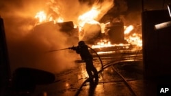 乌克兰哈尔科夫市的消防员为遭到俄罗斯攻击的居民区灭火。（2024年2月10日）