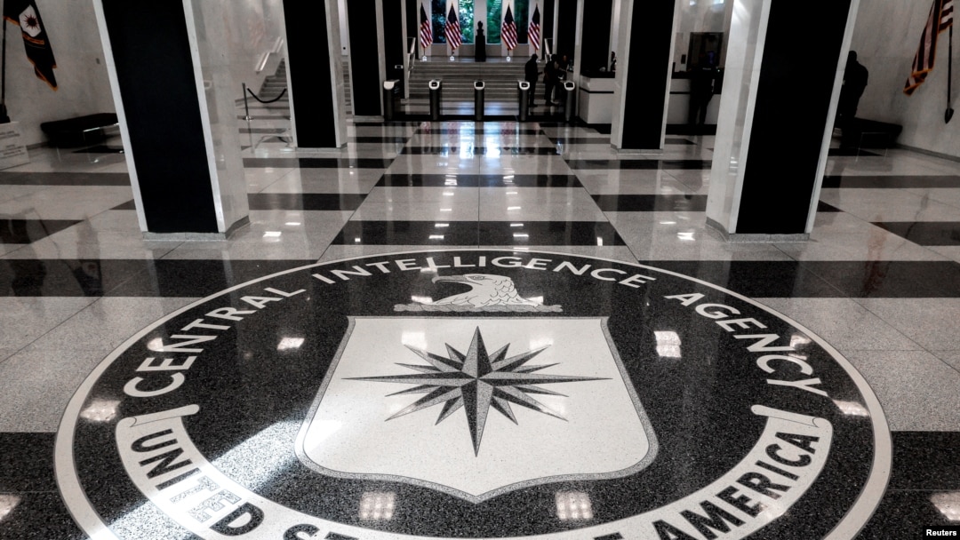 ARCHIVO - El sello de la Agencia Central de Inteligencia (CIA) se muestra a la entrada de su sede en McLean, Virginia, EEUU, el 24 de septiembre de 2022. REUTERS/Evelyn Hockstein.