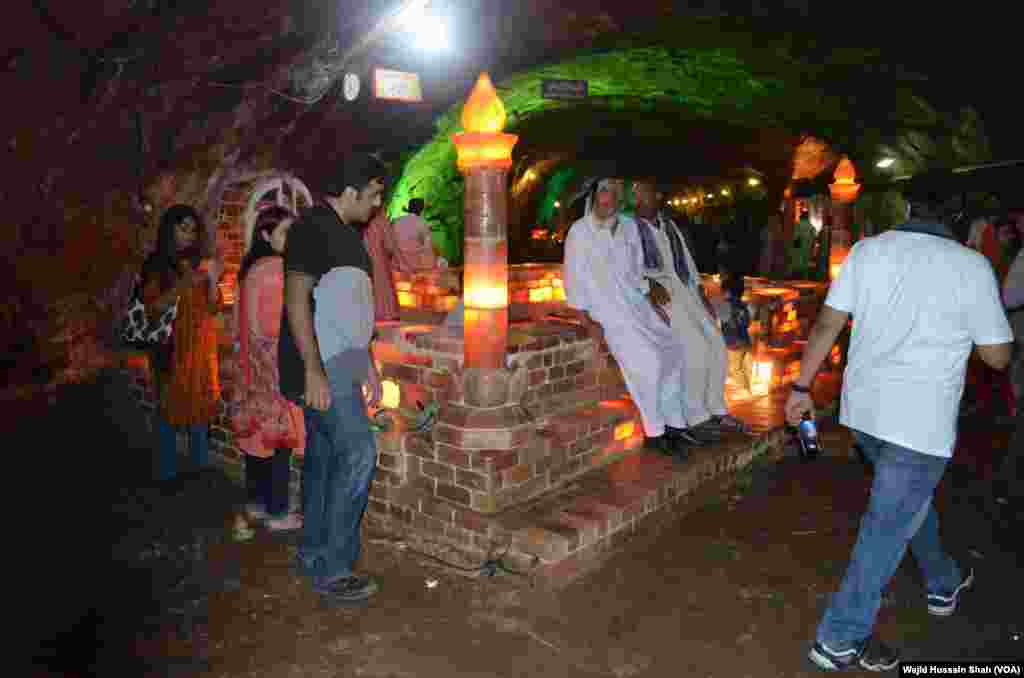 نمک کی کان میں نمک سے بنائی گئی ایک مسجد۔